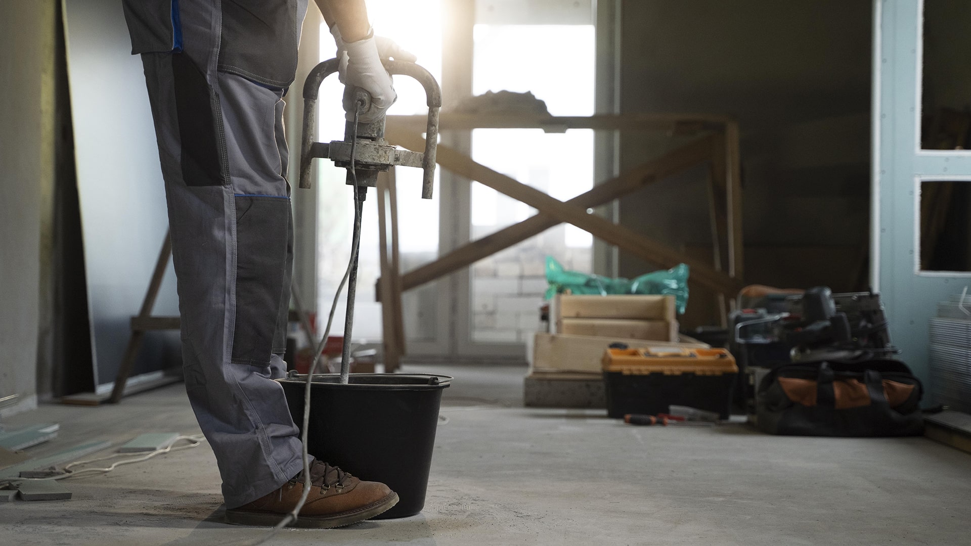 tiler-trabajando-en-la-renovacion-del-apartamento-min-min